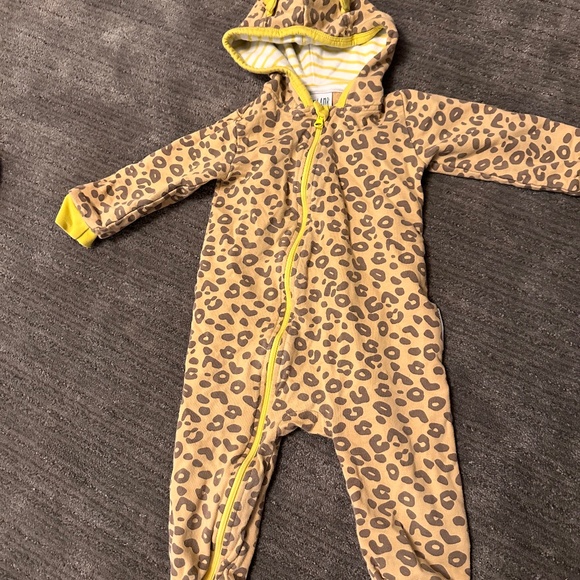 Like New Leopard Hooded Jumper Size 12-18 Months - Picture 1 of 3